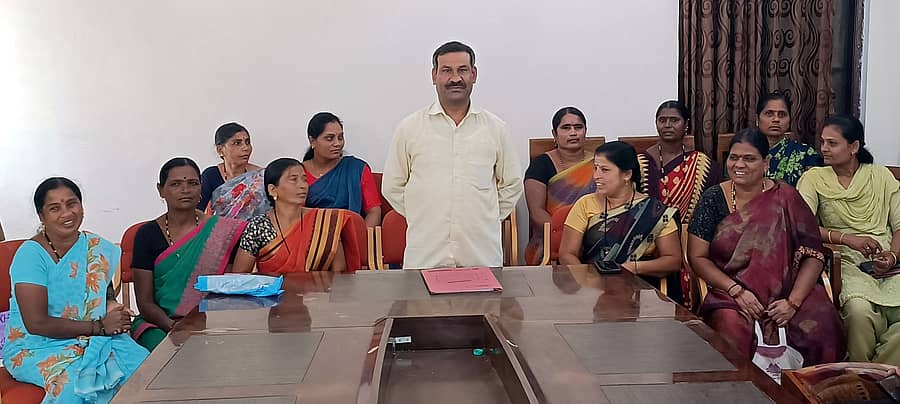 ಮುದ್ದೇಬಿಹಾಳ ಪಟ್ಟಣದ ಪ್ರವಾಸಿ ಮಂದಿರದಲ್ಲಿ ಎಐಯುಟಿಯುಸಿ ಸಂಘಟನೆ ಜಿಲ್ಲಾ ಘಟಕದ ಅಧ್ಯಕ್ಷ ಮಲ್ಲಿಕಾರ್ಜುನ ಎಚ್.ಟಿ ಮಾತನಾಡಿದರು. ಅಂಗನವಾಡಿ ಸಂಘಟನೆ ತಾಲ್ಲೂಕು ಘಟಕದ ಅಧ್ಯಕ್ಷೆ ಸಾವಿತ್ರಿ ನಾಗರತ್ತಿ, ಕಾರ್ಯದರ್ಶಿ ರೇಣುಕಾ ಹಡಪದ ಇದ್ದರು