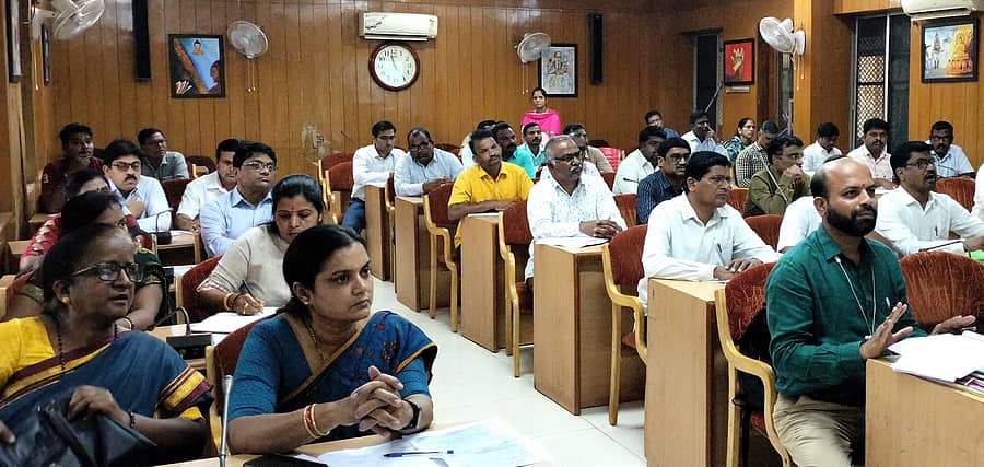 ಬೀದರ್ ಜಿಲ್ಲಾಧಿಕಾರಿ ಕಚೇರಿಯಲ್ಲಿ ನಡೆದ ಜಿಲ್ಲಾ ಮಕ್ಕಳ ಕಲ್ಯಾಣ ಮತ್ತು ರಕ್ಷಣಾ ಸಮಿತಿ ಸಭೆಯಲ್ಲಿ ವಿವಿಧ ಇಲಾಖೆಯ ಅಧಿಕಾರಿಗಳು ಪಾಲ್ಗೊಂಡಿದ್ದರು