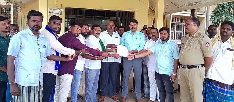 ಹಿಂದುಳಿದ ಆಯೋಗದ ಮಾಜಿ ಅಧ್ಯಕ್ಷ ಹೆಚ್. ಕಾಂತರಾಜು ಇವರ ಅಧ್ಯಕ್ಷತೆಯಲ್ಲಿ ನಡೆದ ಸಾಮಾಜಿಕ ಮತ್ತು ಶೈಕ್ಷಣಿಕ ಸಮೀಕ್ಷೆ ವರದಿಯನ್ನು ಬಿಡುಗಡೆಗೊಳಿಸಬೇಕೆಂದು ಒತ್ತಾಯಿಸಿ ಅಹಿಂದ ವರ್ಗ ತಾಲ್ಲೂಕು ಘಟಕ ರಾಣೆಬೆನ್ನೂರಿನ ಪದಾಧಿಕಾರಿಗಳು ತಹಶೀಲ್ದಾರ ಹನುಮಂತ ಶಿರಹಟ್ಟಿ ಅವರಿಗೆಬುಧವಾರ ಮನವಿ ಸಲ್ಲಿಸಿದರು.