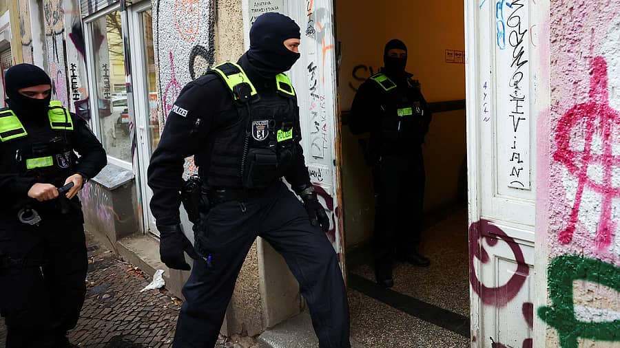 <div class="paragraphs"><p>ಜರ್ಮನಿಯ ಬರ್ಲಿನ್‌ನಲ್ಲಿರುವ ಹಮಾಸ್ ಬೆಂಬಲಿಗರ ಆಸ್ತಿಗಳ ಮೇಲೆ ಜರ್ಮನ್ ಪೊಲೀಸರು ಗುರುವಾರ ದಾಳಿ ನಡೆಸಿದರು</p></div>