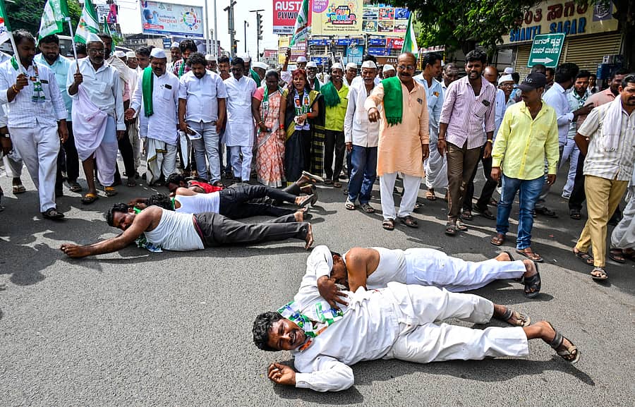 ಕಲಬುರಗಿಯಲ್ಲಿ ಸೋಮವಾರ ಮಹಾರಾಷ್ಟ್ರದ ಉಜನಿ ಜಲಾಶಯದಿಂದ ಭೀಮಾ ನದಿಗೆ ನೀರು ಹರಿಸುವುದು ಸೇರಿ ವಿವಿಧ ಬೇಡಿಕೆಗಳ ಈಡೇರಿಕೆಗಾಗಿ ಜೆಡಿಎಸ್ ಕಾರ್ಯಕರ್ತರು ಉರುಳು ಸೇವೆ ಮಾಡಿ ಪ್ರತಿಭಟನೆ ನಡೆಸಿದರು –ಪ್ರಜಾವಾಣಿ ಚಿತ್ರ