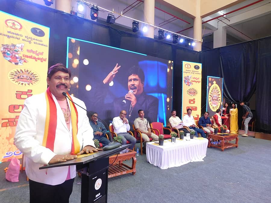 ಕೊಡಗು ವೈದ್ಯಕೀಯ ವಿಜ್ಞಾನಗಳ ಸಂಸ್ಥೆಯಲ್ಲಿ ನಡೆದ ಕರ್ನಾಟಕ ರಾಜ್ಯೋತ್ಸವದಲ್ಲಿ ಕಲಾವಿದ ಮಿಮಿಕ್ರಿ ದಯಾನಂದ ಮಾತನಾಡಿದರು