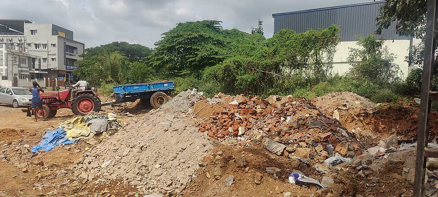 ಟಿ.ಕೆ.ಬಡಾವಣೆಯ ದೇವಿ ನರ್ಸಿಂಗ್ ಹೋಂಗೆ ತೆರಳುವ ಬೋಗಾದಿ ಮುಖ್ಯ ರಸ್ತೆಯ ಬಲಭಾಗದಲ್ಲಿನ ಪೂರ್ಣಯ್ಯ ನಾಲೆಗೆ ಕಟ್ಟಡ ತ್ಯಾಜ್ಯ ಸುರಿಯುತ್ತಿರುವುದು ಬುಧವಾರವೂ ಕಂಡು ಬಂತು