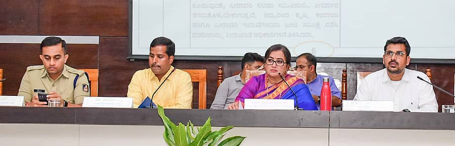 ಜಿಲ್ಲಾ ಪಂಚಾಯಿತಿ ಕಾವೇರಿ ಸಭಾಂಗಣದಲ್ಲಿ ಸಂಸದೆ ಸುಮಲತಾ ಅಧ್ಯಕ್ಷತೆಯಲ್ಲಿ ಜಿಲ್ಲಾ ಅಭಿವೃದ್ಧಿ ಮತ್ತು ಸಮನ್ವಯ ಸಮಿತಿ ಸಭೆ ನಡೆಯಿತು. ಎನ್.ಯತೀಶ್, ಕುಮಾರ, ಶೇಖ್ ತನ್ವೀರ್ ಆಸೀಫ್ ಇದ್ದರು