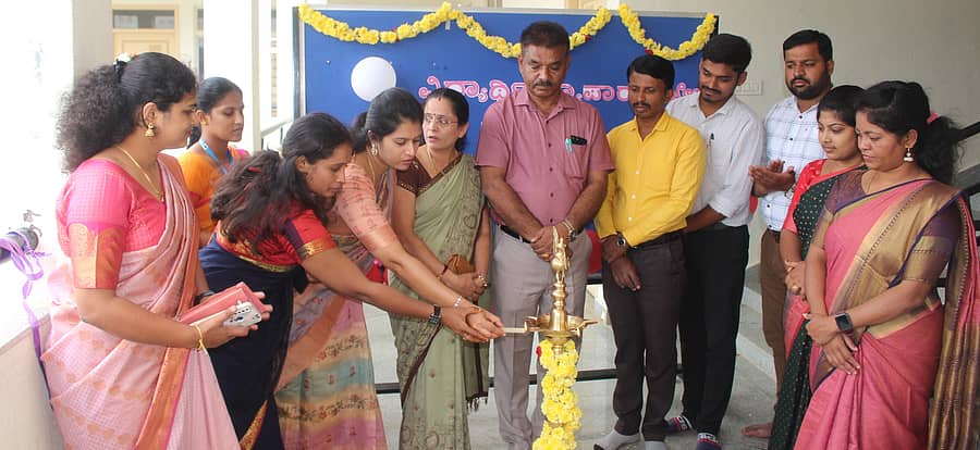 ಮಾರುತಿ ಪದವಿ ಕಾಲೇಜಿನ ವಾಣಿಜ್ಯ ವಿಭಾಗದ ವಿದ್ಯಾರ್ಥಿಗಳಿಂದ ನಡೆದ ವಿದ್ಯಾರ್ಥಿ ವ್ಯಾಪಾರಮೇಳಕ್ಕೆ ವಿದ್ಯಾಸಂಸ್ಥೆ ಕಾರ್ಯದರ್ಶಿ ವರಲಕ್ಷ್ಮೀ ಗಂಗರಾಜು ಚಾಲನೆ ನೀಡಿದರು. ವಾಣಿಜ್ಯ ವಿಭಾಗದ ಮುಖ್ಯಸ್ಥೆ ಮೇಘಶ್ರೀ, ಕಾಲೇಜು ಸಂಸ್ಥಾಪಕ ಎಚ್.ಎಚ್.ಗಂಗರಾಜು, ಪದವಿ ಪೂರ್ವ ಕಾಲೇಜುವಿಭಾಗದ ಮುಖ್ಯಸ್ಥ ತೇಜಸ್ ಹಾಗೂ ಉಪನ್ಯಾಸಕರು ಇದ್ದರು.