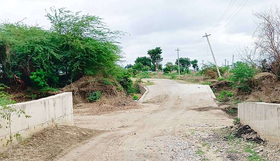 ನರೇಗಲ್ ಸಮೀಪದ ಮಾರನಬಸರಿ-ಕಳಕಾಪುರ ಗ್ರಾಮಗಳಿಗೆ ಸಂಪರ್ಕ ಕಲ್ಪಿಸುವ ರಸ್ತೆಯಲ್ಲಿ ಹಳ್ಳ ಹಾಯ್ದು ಹೋಗಿದೆ