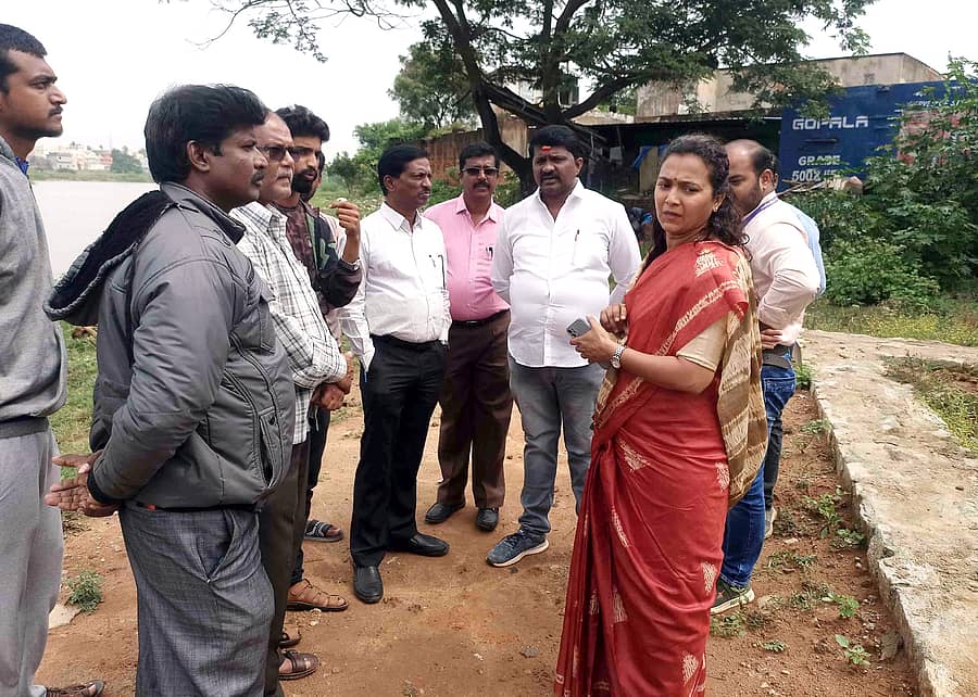 ದೊಡ್ಡಬಳ್ಳಾಪುರದ ಮುತ್ತೂರು ಕೆರೆಗೆ ಜಿಲ್ಲಾ ನಗರಾಭಿವೃದ್ಧಿ ಕೋಶದ ಯೋಜನಾ ನಿರ್ದೇಶಕಿ ಶಾಲಿನಿ ಗುರುವಾರ ಭೇಟಿ ನೀಡಿ ಪರಿಶೀಲನೆ ನಡೆಸಿದರು