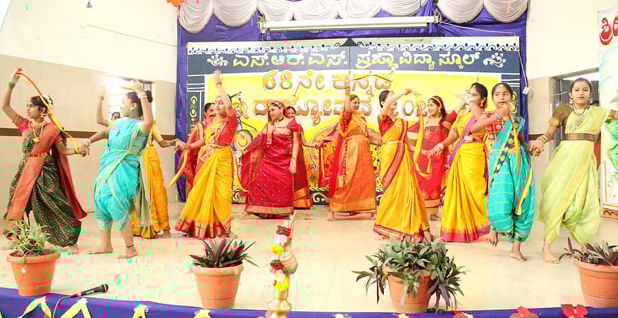 ಹಾಸನದ ಎಸ್ಆರ್ಎಸ್ ಪ್ರಜ್ಞಾ ವಿದ್ಯಾಶಾಲೆಯಲ್ಲಿ ಮಕ್ಕಳು ನೃತ್ಯ ಪ್ರದರ್ಶಿಸಿದರು.
