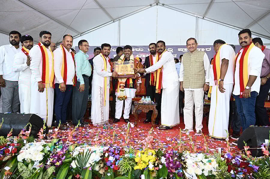 ಬೆಂಗಳೂರು ಅಭಿವೃದ್ಧಿ ಪ್ರಾಧಿಕಾರದ ಕನ್ನಡ ರಾಜ್ಯೋತ್ಸವ ಸಮಿತಿಯ ವತಿಯಿಂದ ಆಯೋಜಿಸಲಾಗಿದ್ದ ಕನ್ನಡ ರಾಜ್ಯೋತ್ಸವದಲ್ಲಿ ಉಪ ಮುಖ್ಯಮಂತ್ರಿ ಡಿ.ಕೆ. ಶಿವಕುಮಾರ್ ಅವರನ್ನು ಸನ್ಮಾನಿಸಲಾಯಿತು