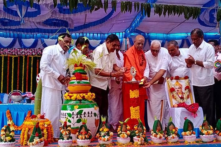 ನ್ಯಾಮತಿ ತಾಲ್ಲೂಕು ರಾಮೇಶ್ವರ ಗ್ರಾಮದಲ್ಲಿ ಗುರುವಾರ ಆಯೋಜಿಸಿದ್ದ ಸಾಮೂಹಿಕ ಸತ್ಯನಾರಾಯಣ ಸ್ವಾಮಿ ಪೂಜೆ, ಧಾರ್ಮಿಕ ಕಾರ್ಯಕ್ರಮವನ್ನು ಶಾಸಕ ಡಿ.ಜಿ.ಶಾಂತನಗೌಡ ಉದ್ಘಾಟಿಸಿದರು. ಸಾಣೇಹಳ್ಳಿ ತರಳಬಾಳು ಮಠದ ಪಂಡಿತಾರಾಧ್ಯ ಶಿವಾಚಾರ್ಯ ಸ್ವಾಮೀಜಿ ಇದ್ದಾರೆ.