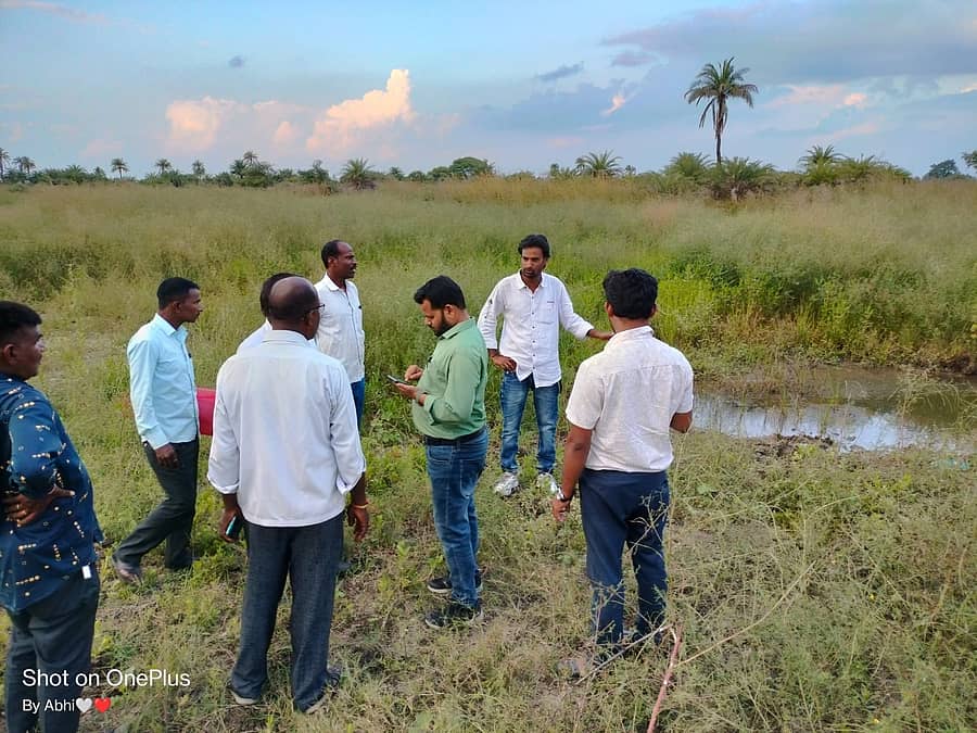 ಮಳಖೇಡದ ಸಿಮೆಂಟ್ ಕಾರ್ಖಾನೆಯ ತ್ಯಾಜ್ಯ ನೀರಿನಿಂದ ಕಲಬುರಗಿ ಜಿಲ್ಲೆಯ ಸೇಡಂ ತಾಲ್ಲೂಕಿನ ಹಂಗನಳ್ಳಿ ಗ್ರಾಮದಲ್ಲಿ ಹಾನಿಗೀಡಾದ ಜಮೀನುಗಳನ್ನು ಉಪ ಪರಿಸರ ಮಾಲಿನ್ಯ ನಿಯಂತ್ರಣಾಧಿಕಾರಿ ಆದಂ ಪಟೇಲ್, ಕೃಷಿ ತಾಂತ್ರಿಕ ಅಧಿಕಾರಿ ಪ್ರಕಾಶ ರಾಠೋಡ, ಕಂದಾಯ ನಿರೀಕ್ಷಕರು ಹಾಗೂ ಗ್ರಾಮ ಲೆಕ್ಕಾಧಿಕಾರಿ ಪರಿಶೀಲಿಸಿದರು