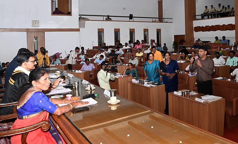 ಬುಧವಾರ ನಡೆದ ಮಂಗಳೂರು ಮಹಾನಗರ ಪಾಲಿಕೆ ಸಭೆಯಲ್ಲಿ ವಿರೋಧ ಪಕ್ಷದ ಆರೋಪಕ್ಕೆ ಆಡಳಿತ ಪಕ್ಷದ ಸದಸ್ಯರು ಆಕ್ಷೇಪ ವ್ಯಕ್ತಪಡಿಸಿದರು – ಪ್ರಜವಾಣಿ ಚಿತ್ರ