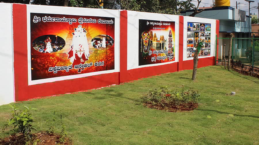 ಆನೇಕಲ್-ಹೊಸೂರು ರಸ್ತೆಯ ತಿಮ್ಮರಾಯಸ್ವಾಮಿ ದೇವಾಲಯದ ಪ್ರವೇಶದ್ವಾರದ ಬಳಿ ಆನೇಕಲ್ ಪುರಸಭೆ ವತಿಯಿಂದ ನಿರ್ಮಿಸಿರುವ ಡಿಜಿಟಲ್ ವಾಲ್ ಪ್ರಿಂಟಿಂಗ್ನ ನೋಟ