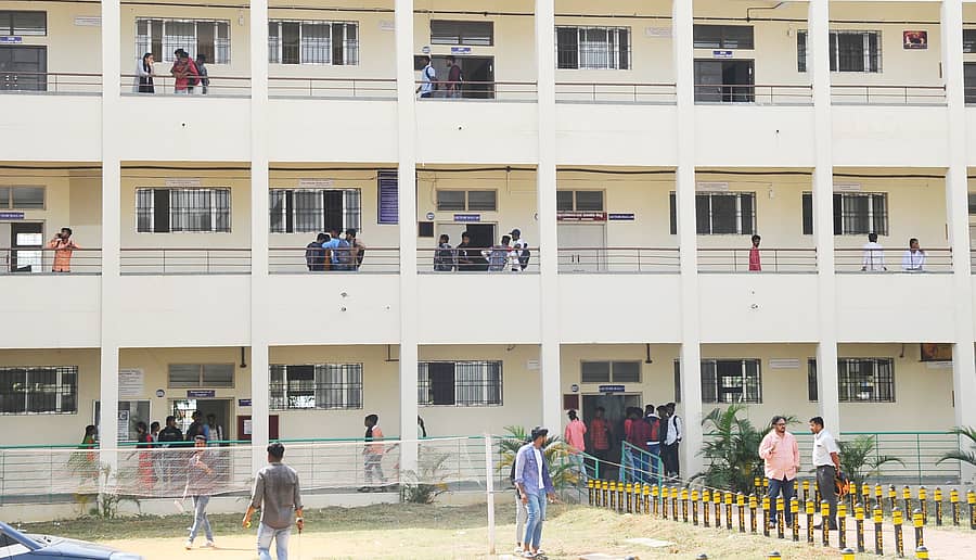 ತುಮಕೂರು ರೈಲು ನಿಲ್ದಾಣ ರಸ್ತೆಯಲ್ಲಿರುವ ಸರ್ಕಾರಿ ಪ್ರಥಮ ದರ್ಜೆ ಕಾಲೇಜಿನ ವಿದ್ಯಾರ್ಥಿಗಳು ಮಂಗಳವಾರ ಕೊಠಡಿಗಳ ಹೊರಗಿದ್ದರು