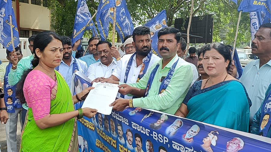 ಹಾಸನದ ಜಿಲ್ಲಾಧಿಕಾರಿ ಕಚೇರಿ ಎದುರು ಮಂಗಳವಾರ ಪ್ರತಿಭಟನೆ ನಡೆಸಿದ ಬಿಎಸ್ಪಿ ಕಾರ್ಯಕರ್ತರು, ಜಿಲ್ಲಾಧಿಕಾರಿ ಸಿ.ಸತ್ಯಭಾಮಾ ಅವರಿಗೆ ಮನವಿ ಸಲ್ಲಿಸಿದರು