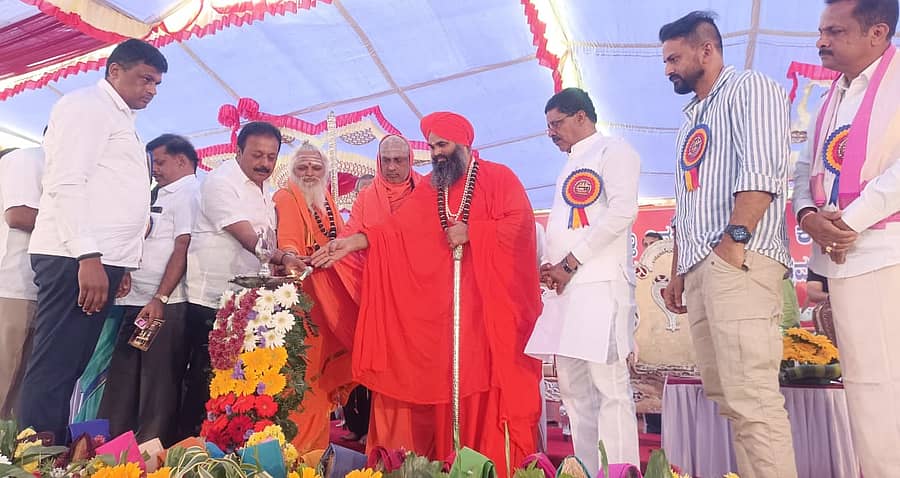 ಜಗಳೂರು ತಾಲ್ಲೂಕು ಸೊಕ್ಕೆ ಗ್ರಾಮದಲ್ಲಿ ಶಿರಡಿ ಸಾಯಿಬಾಬಾ ದೇವಾಲಯ, ವಿಮಾನ ಗೋಪುರ, ಶಿಲಾಮೂರ್ತಿ ಪ್ರಾಣ ಪ್ರತಿಷ್ಠಾಪನೆ ಕಾರ್ಯಕ್ರಮವನ್ನು ಕೃಷಿ ಸಚಿವ ಚಲುವರಾಯ ಸ್ವಾಮಿ ಬುಧವಾರ ಉದ್ಘಾಟಿಸಿದರು