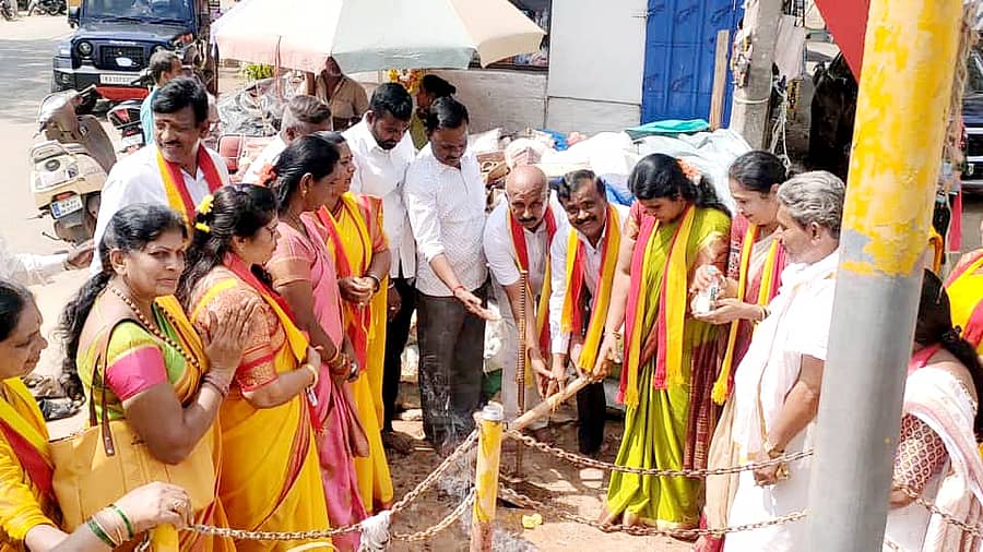 ಕಡೂರಿನಲ್ಲಿ ಭುವನೇಶ್ವರಿ ಪ್ರತಿಮೆಗೆ ಭಂಡಾರಿ ಶ್ರೀನಿವಾಸ್ ಭೂಮಿ ಪೂಜೆ ನೆರವೇರಿಸಿದರಯ. ಸೂರಿ ಶ್ರೀನಿವಾಸ್ ಇದ್ದರು.