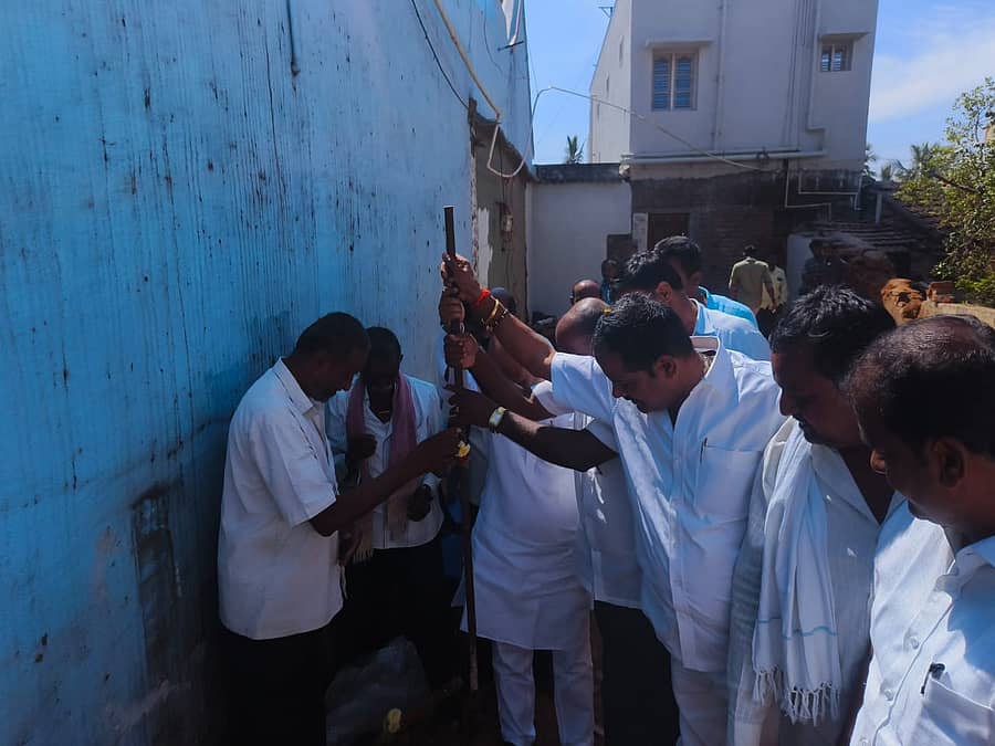 ಹಾರೋಹಳ್ಳಿ ತಾಲೂಕಿನ ಮರಳವಾಡಿಯ ಯಡುವನಹಳ್ಳಿ ಗ್ರಾಮದ ಹಾಲು ಉತ್ಪದಕ ಸಹಕಾರ ಸಂಘದ ಕಟ್ಟಡಕ್ಕೆ ಭಾನುವಾರ ಶಾಸಕ ಇಕ್ಬಾಲ್ ಹುಸೇನ್  ಭೂಮಿಪೂಜೆ ನೆರವೇರಿಸಿದರು