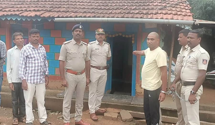 ಹಾನಗಲ್ ತಾಲ್ಲೂಕಿನ ಯಳ್ಳೂರ ಗ್ರಾಮದಲ್ಲಿ ತ್ರಿವಳಿ ಕೊಲೆ ನಡೆದಿದ್ದ ಮನೆಯ ಮುಂದೆ ಕೊಲೆ ಆರೋಪಿಯನ್ನು ಕರೆತಂದ ಪೊಲೀಸರು ಮಹಜರು ಪ್ರಕ್ರಿಯೆ ನಡೆಸಿದರು