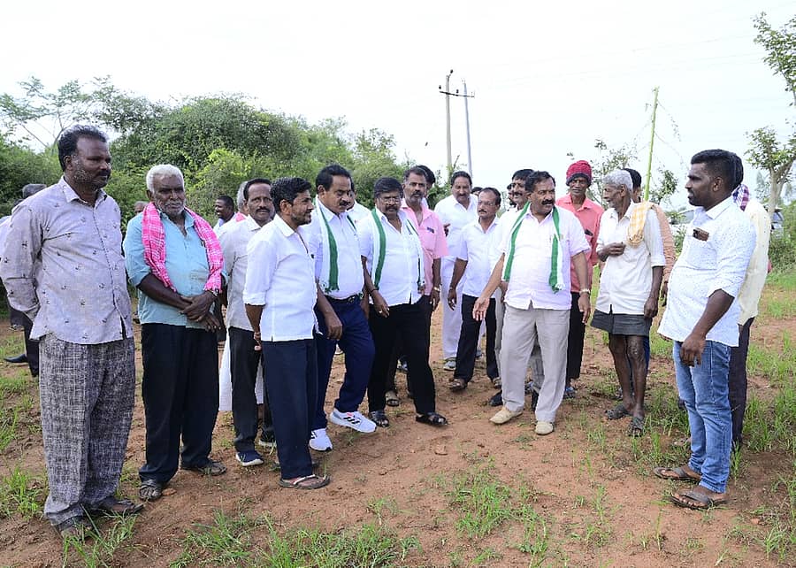 ದೊಡ್ಡಬಳ್ಳಾಪುರ ತಾಲ್ಲೂಕಿನ ದೊಡ್ಡಬೆಳವಂಗಲ ಹೋಬಳಿ ಕಾರೇಪುರ ಗ್ರಾಮಕ್ಕೆ ಜೆಡಿಎಸ್ ಮುಖಂಡರ ತಂಡ ರೈತರ ಹೊಲಗಳಿಗೆ ಭೇಟಿ ನೀಡಿ ಬೆಳೆ ಸ್ಥಿತಿಗತಿಯ ಬಗ್ಗೆ ಮಾಹಿತಿ ಸಂಗ್ರಹ ಮಾಡಿದರು
