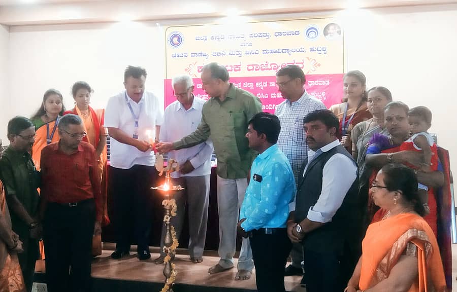 ರಾಜ್ಯೋತ್ಸವದ ಅಂಗವಾಗಿ ಹುಬ್ಬಳ್ಳಿಯಲ್ಲಿ ನಡೆದ ರಸಪ್ರಶ್ನೆ ಬಹುಮಾನ ವಿತರಣೆಯ ಉದ್ಘಾಟನಾ ಕಾರ್ಯಕ್ರಮದಲ್ಲಿ ಗಣ್ಯರು ಪಾಲ್ಗೊಂಡಿದ್ದರು