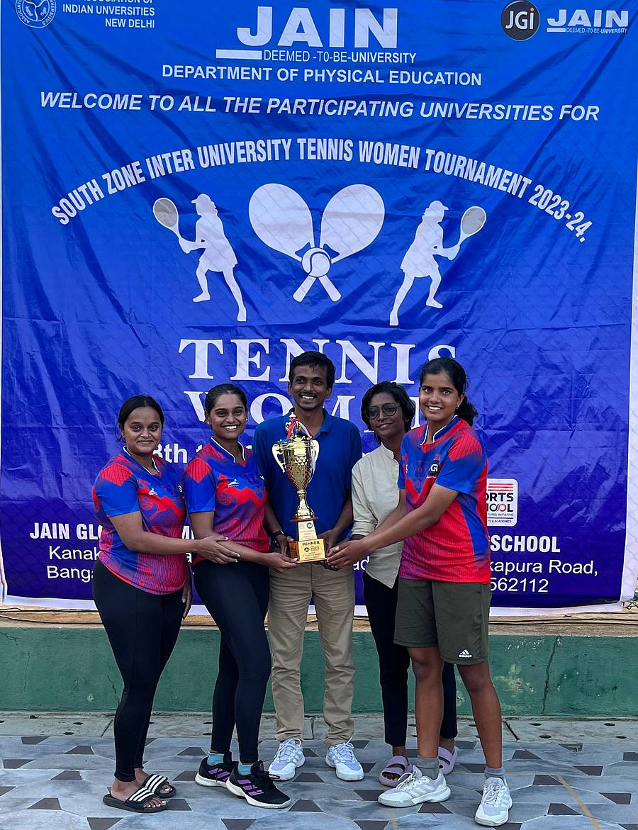 ಟ್ರೋಫಿಯೊಂದಿಗೆ ಜೈನ್ ವಿಶ್ವವಿದ್ಯಾಲಯದ ಟೆನಿಸ್ ತಂಡ