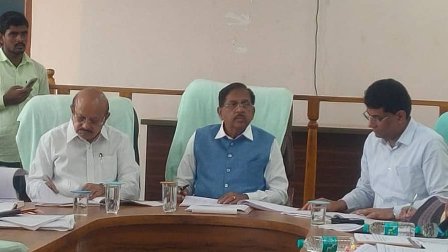 ಶಿರಾದಲ್ಲಿ ಬುಧವಾರ ನಡೆದ ಬರ ಪರಿಸ್ಥಿತಿ ಹಾಗೂ ಕಂದಾಯ ವಿಷಯಗಳ ಕುರಿತ ಸಭೆಯಲ್ಲಿ ಜಿಲ್ಲಾ ಉಸ್ತುವಾರಿ ಸಚಿವ ಡಾ.ಜಿ.ಪರಮೇಶ್ವರ, ಶಾಸಕ ಟಿ.ಬಿ.ಜಯಚಂದ್ರ, ಜಿ.ಪಂ ಮುಖ್ಯ ಕಾರ್ಯನಿರ್ವಹಣಾಧಿಕಾರಿ ಜಿ. ಪ್ರಭು ಇದ್ದರು