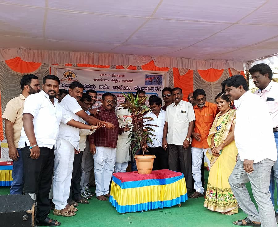 ದೇವರಹಿಪ್ಪರಗಿ ಪ್ರಾಥಮಿಕ ಶಾಲಾ ಆವರಣದಲ್ಲಿ ಜರುಗಿದ ಬೆಳಗಾವಿ ರಾಣಿ ಚನ್ನಮ್ಮ ವಿಶ್ವವಿದ್ಯಾಲಯದ ಏಕ ವಲಯ ಅಂತರ ಕಾಲೇಜುಗಳ ಮಹಿಳೆಯರ ಕಬಡ್ಡಿ ಪಂದ್ಯಾವಳಿಯನ್ನು ಸಸಿಗೆ ನೀರುಣಿಸುವ ಮೂಲಕ ಗಣ್ಯರು ಚಾಲನೆ ನೀಡಿದರು.