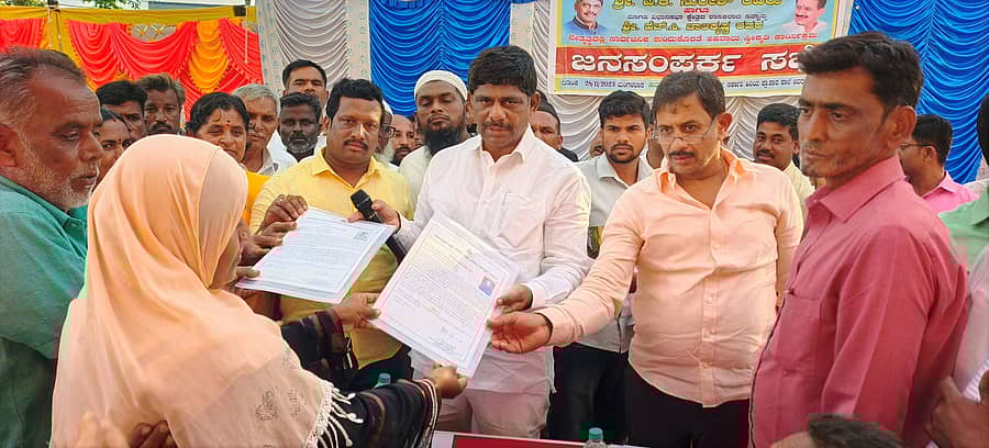 ಮಾಗಡಿ ತಾಲ್ಲೂಕಿನ ಚಿಕ್ಕಹಳ್ಳಿ ಗ್ರಾ.ಪಂನಲ್ಲಿ ಮಂಗಳವಾರ ನಡೆದ ಜನಸಂಪರ್ಕ ಸಭೆಯಲ್ಲಿ ಸಂಸದ ಡಿ.ಕೆ.ಸುರೇಶ್ ಹಕ್ಕುಪತ್ರ ವಿತರಿಸಿದರು. ಶಾಸಕ ಎಚ್.ಸಿ.ಬಾಲಕೃಷ್ಣ ಇದ್ದರು