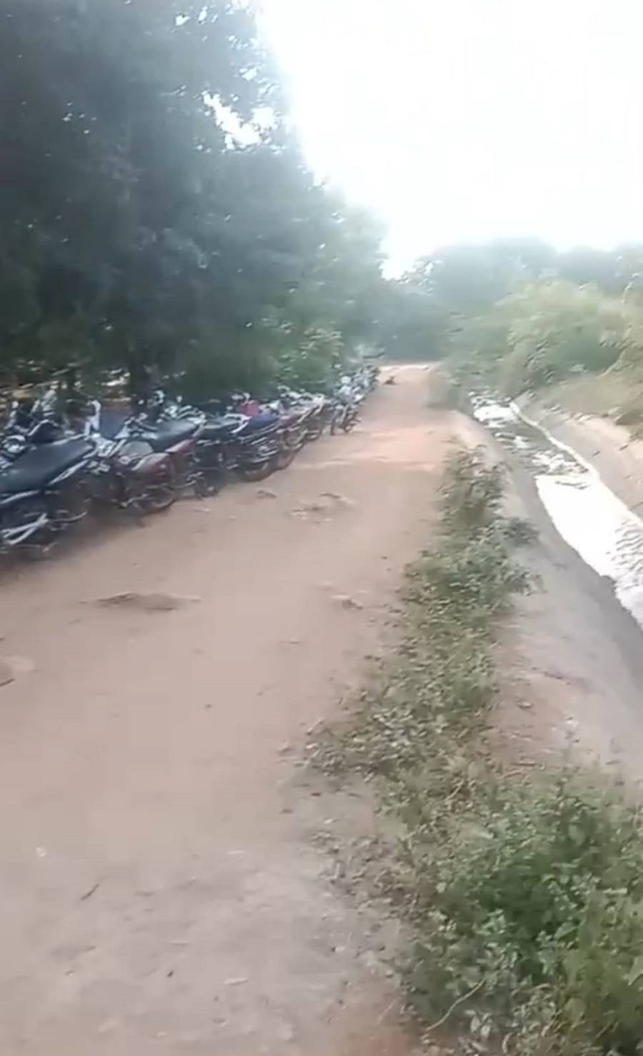 ವಿತರಣಾ ಕಾಲುವೆ ಜಾಲದಲ್ಲಿ ಅನಧಿಕೃತ ಕ್ಲಬ್ಗಳಿಗೆ ಬಂದ ಜನ ಬೈಕ್ ನಿಲ್ಲಿಸಿರುವುದು