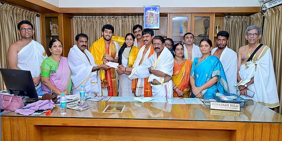 ತೆಲಂಗಾಣದ ಕಂದಾಯ ಸಚಿವ ಪೊಂಗುಲೇಟಿ ಶ್ರೀನಿವಾಸ್ ರೆಡ್ಡಿ ಅವರು ಕುಕ್ಕೆ ಶ್ರೀಸುಬ್ರಹ್ಮಣ್ಯ ದೇವಸ್ಥಾನಕ್ಕೆ ಮಂಗಳವಾರ ಭೇಟಿ ನೀಡಿ ಅನ್ನದಾನಕ್ಕಾಗಿ ₹ 1 ಕೋಟಿ ನೀಡಿ ಹರಕೆ ಸೇವೆ ಪೂರೈಸಿದರು