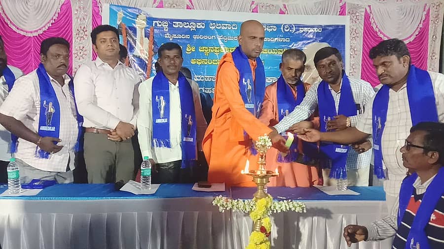 ಗುಬ್ಬಿಯಲ್ಲಿ ನಡೆದ ಛಲವಾದಿ ಮಹಾಸಭಾದ ಕಾರ್ಯಕ್ರಮವನ್ನು ಜ್ಞಾನಪ್ರಕಾಶ್ ಸ್ವಾಮೀಜಿ ಉದ್ಘಾಟಿಸಿದರು