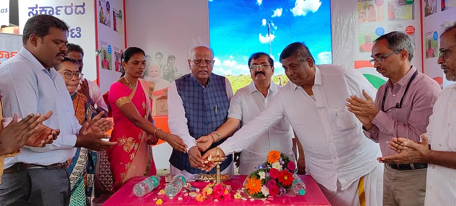 ಹರಿಹರ ತಾಲ್ಲೂಕಿನ ಎಳೆಹೊಳೆ ಗ್ರಾಮದಲ್ಲಿ ಹಮ್ಮಿಕೊಂಡಿದ್ದ ‘ವಿಕಸಿತ ಭಾರತ ನಮ್ಮ ಸಂಕಲ್ಪ ಯಾತ್ರೆ’ಯನ್ನು ಸಂಸದ ಜಿ.ಎಂ. ಸಿದ್ದೇಶ್ವರ ಉದ್ಘಾಟಿಸಿದರು. ಶಾಸಕ ಬಿ.ಪಿ.ಹರೀಶ್ ಇದ್ದರು.