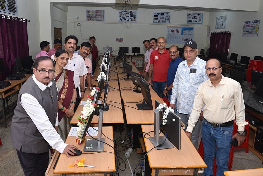 ರೋಟರಿ ಕ್ಲಬ್ ಶಿರಸಿ ಘಟಕದ ವತಿಯಿಂದ ನಗರದ ಸರ್ಕಾರಿ ಪ್ರಥಮ ದರ್ಜೆ ಕಾಲೇಜಿಗೆ 12 ಕಂಪ್ಯೂಟರ್ಗಳನ್ನು ಕೊಡುಗೆಯಾಗಿ ನೀಡಲಾಯಿತು