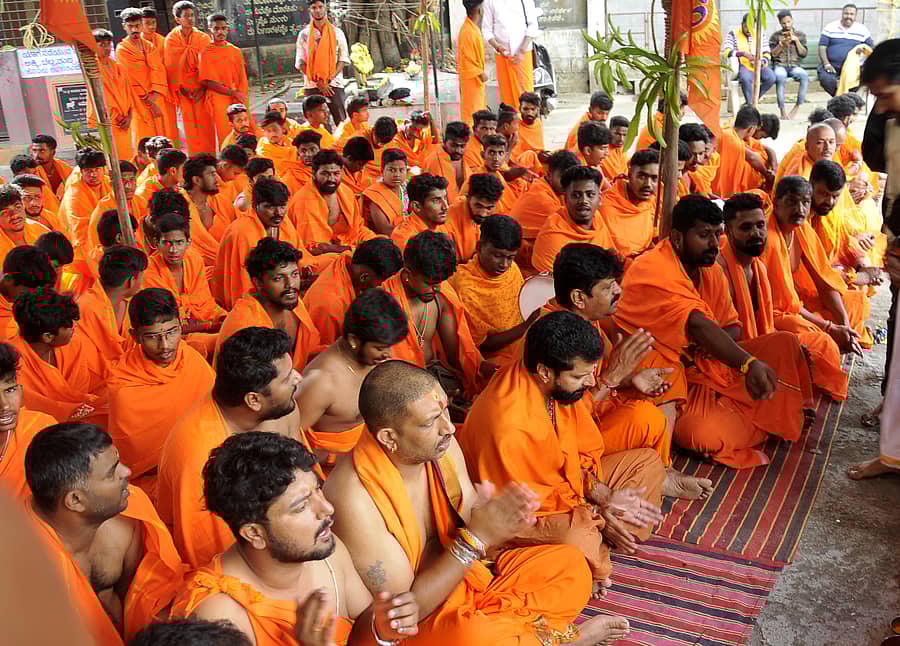 ದತ್ತಮಾಲೆ ಧರಿಸಿದ ಸಿ.ಟಿ.ರವಿ ಮತ್ತು ನೂರಾರು ಕಾರ್ಯಕರ್ತರು ಭಜನೆ ನಡೆಸಿದರು