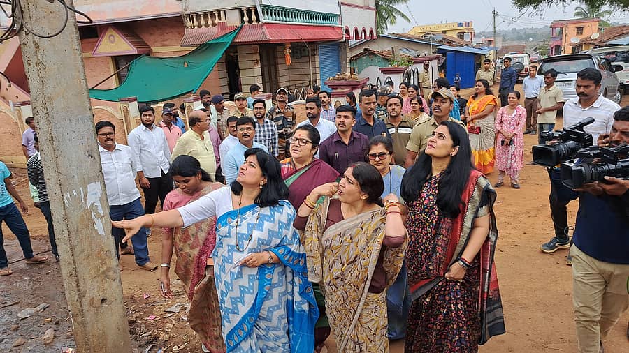 ಬೆಳಗಾವಿ ತಾಲ್ಲೂಕಿನ ಹೊಸ ವಂಟಮೂರಿಗೆ ಬಿಜೆಪಿ ಸತ್ಯಶೋಧನಾ ತಂಡದವರು ಶನಿವಾರ ಭೇಟಿ ನೀಡಿ, ಮಹಿಳೆ ಬೆತ್ತಲೆಗೊಳಿಸಿ, ಥಳಿಸಿದ ಪ್ರಕರಣದ ಕುರಿತು ಮಾಹಿತಿ ಸಂಗ್ರಹಿಸಿದರು