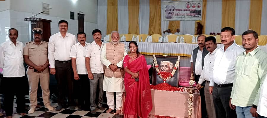 ಸಕಲೇಶಪುರದಲ್ಲಿ ಗುರುವಾರ ತಾಲ್ಲೂಕು ಒಕ್ಕಲಿಗರ ಸಂಘದ ವತಿಯಿಂದ ನಡೆದ ಕುವೆಂಪು ಜನ್ಮದಿನಾಚರಣೆಯಲ್ಲಿ ಉಪವಿಭಾಗಾಧಿಕಾರಿ ಡಾ. ಶೃತಿ, ಮಾಜಿ ಶಾಸಕ ಎಚ್‌.ಎಂ. ವಿಶ್ವನಾಥ್ ಪಾಲ್ಗೊಂಡಿದ್ದರು