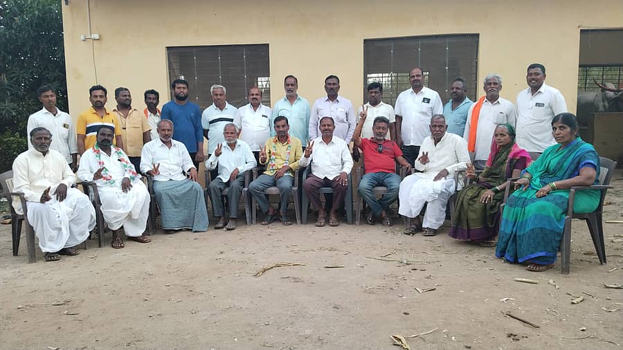 ಕೆರೂರು ಸಮೀಪದ ಹೂಲಗೇರಿ ಪಿಕೆಪಿಎಸ್ ಚುನಾವಣೆಯಲ್ಲಿ ಗೆಲುವು ಸಾಧಿಸಿದ ಕಾಂಗ್ರೆಸ್ ಬೆಂಬಲಿತರು ವಿಜಯದ ಸಂಕೇತ ಪ್ರದರ್ಶಿಸಿದರು