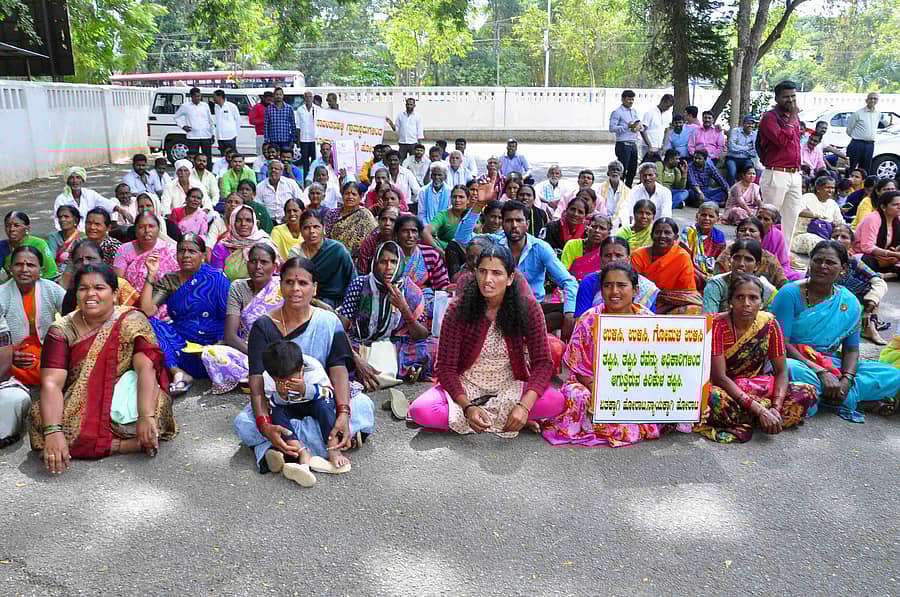 ಹಾಸನ ತಾಲ್ಲೂಕಿನ ಸಾವಂತನಹಳ್ಳಿ ಗ್ರಾಮಸ್ಥರು ಮಂಗಳವಾರ ಹಾಸನದ ಜಿಲ್ಲಾಧಿಕಾರಿ ಕಚೇರಿ ಎದುರು ಪ್ರತಿಭಟನೆ ನಡೆಸಿದರು