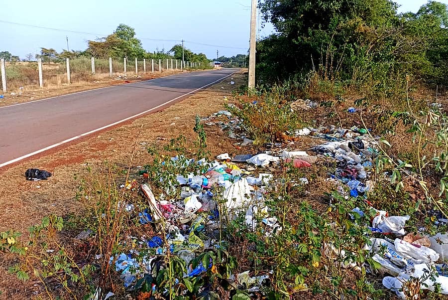 ತ್ಯಾಜ್ಯ ಹಾಗೂ ಅತಿಕ್ರಮಣ ತಡೆಯಲು ಕುಮಟಾ ಸಮೀಪದ ಮೂರೂರು ರಸ್ತೆಯಲ್ಲಿರುವ ಅರಣ್ಯ ಇಲಾಖೆ ಜಾಗಕ್ಕೆ ಬೇಲಿ ಹಾಕಿದೆ