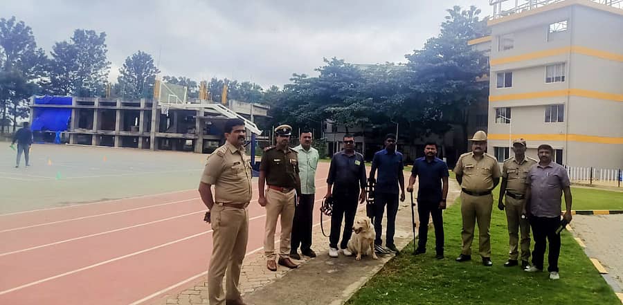 ಆನೇಕಲ್ ತಾಲ್ಲೂಕಿನ ಹೆಬ್ಬಗೋಡಿ ಪೊಲೀಸ್ ಠಾಣೆ ವ್ಯಾಪ್ತಿಯ ಖಾಸಗಿ ಶಾಲೆಗೆ ಹುಸಿ ಬಾಂಬ್ ಸಂದೇಶ ಬಂದಿದ್ದ ಹಿನ್ನೆಲೆಯಲ್ಲಿ ಬಾಂಬ್ ನಿಷ್ಕ್ರಿಯ ದಳ, ಶ್ವಾನದಳ ಮತ್ತು ಪೊಲೀಸರು ಪರಿಶೀಲನೆ ನಡೆಸಿದರು