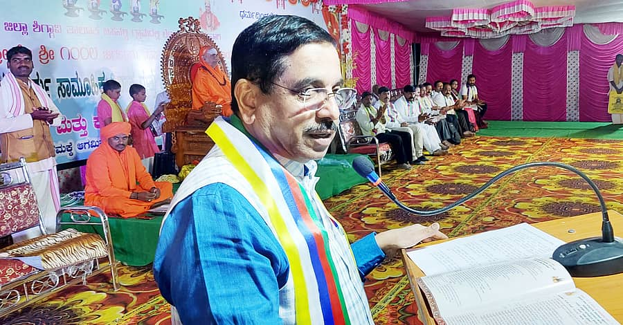 ಶಿಗ್ಗಾವಿ ತಾಲ್ಲೂಕಿನ ಬಿಸನಳ್ಳಿ ಗ್ರಾಮದ ಪಂಚಾಚಾರ್ಯ ವೇದ, ಆಗಮನ, ಸಂಗೀತ ಪಾಠ ಶಾಲೆ ಆವರಣದಲ್ಲಿ ಸೋಮವಾರ ಸಂಜೆ ನಡೆದ ಸಾಮೂಹಿಕ ಇಷ್ಟಲಿಂಗ ಪೂಜೆ, ಸಿದ್ಧಾಂತ ಶಿಖಾಮಣಿ ಪಾರಾಯಣ, ಪಾಠಶಾಲೆ ದಶಮಾನೋತ್ಸವದ ಸಮಾರೋಪ ಸಮಾರಂಭದಲ್ಲಿ ಕೇಂದ್ರ ಸಚಿವ ಪ್ರಲ್ಹಾದ ಜೋಶಿ ಮಾತನಾಡಿದರು