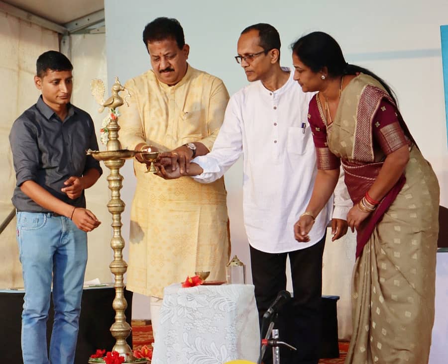 ಐದು ದಿನಗಳ ಗಣಿತಮೇಳಕ್ಕೆ ಶಾಸಕ ಎಸ್. ಆರ್.ವಿಶ್ವನಾಥ್ ಚಾಲನೆ ನೀಡಿದರು. ಶಾಲೆಯ ನಿರ್ದೇಶಕಿ ಸುಶೀಲ ಸಂತೋಷ್ ಇದ್ದರು.