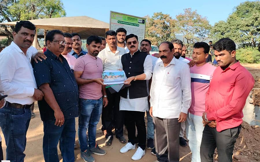 ಕಾರ್ಗಲ್‌ ಸಮೀಪದ ಜೋಗ ಜಲಪಾತದಲ್ಲಿ ನಿರ್ಮಾಣಗೊಳ್ಳುತ್ತಿರುವ ವಿವಿಧ ಯೋಜನೆಗಳ ಕಾಮಗಾರಿಗಳನ್ನು ಶಾಸಕ ಗೋಪಾಲಕೃಷ್ಣ ಬೇಳೂರು ಪರಿಶೀಲಿಸಿದರು