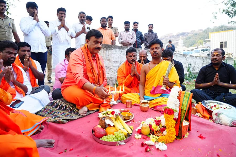 ಗಂಗಾವತಿ ತಾಲ್ಲೂಕಿನ ಪಂಪಾಸರೋವರದಲ್ಲಿ ಶುಕ್ರವಾರ ಶಾಸಕ ಜಿ.ಜನಾರ್ದನರೆಡ್ಡಿ ವಿಶೇಷ ಪೂಜೆ ಸಲ್ಲಿಸುವ ಮೂಲಕ ಹನುಮಮಾಲಾ ಧರಿಸಿದರು.
