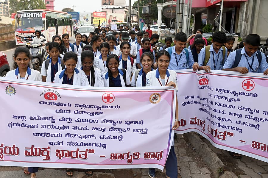 ಮಂಗಳೂರಿನಲ್ಲಿ ನಡೆದ ಕ್ಷಯರೋಗ ಮುಕ್ತ ಭಾರತ ಜಾಗೃತಿ ಜಾಥಾದಲ್ಲಿ ವಿದ್ಯಾರ್ಥಿಗಳು ಭಾಗವಹಿಸಿ ಜನರಲ್ಲಿ ಜಾಗೃತಿ ಮೂಡಿಸಿದರು - ಪ್ರಜಾವಾಣಿ ಚಿತ್ರ