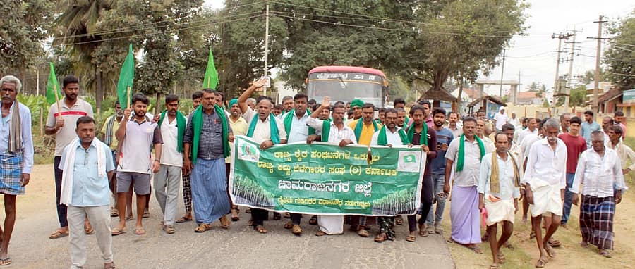 ಚಾಮರಾಜನಗರ ತಾಲ್ಲೂಕಿನ ಉಡಿಗಾಲದಲ್ಲಿ ವಿದ್ಯುತ್‌ ಕಣ್ಣಾಮುಚ್ಚಾಲೆ ಖಂಡಿಸಿ ಕಬ್ಬು ಬೆಳೆಗಾರರ ಸಂಘದ ಮುಖಂಡರು, ಬೆಳೆಗಾರರು ಶುಕ್ರವಾರ ಪ್ರತಿಭಟನೆ ನಡೆಸಿದರು