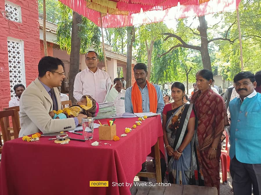 ಚಿಂಚೋಳಿಯ ನ್ಯಾಯಾಲಯದ ಆವರಣದಲ್ಲಿ ಶನಿವಾರ ನಡೆದ ರಾಷ್ಟಿçÃಯ ಲೋಕ ಅದಾಲತನಲ್ಲಿ ನ್ಯಾಯಾಧೀಶ ರವಿಕುಮಾರ ವಿ. ಕ್ಷಕಿದಾರ ದಂಪತಿಯ ಪುತ್ರನನ್ನು ಎತ್ತಿಕೊಂಡು ಗಮನ ಸೆಳೆದರು