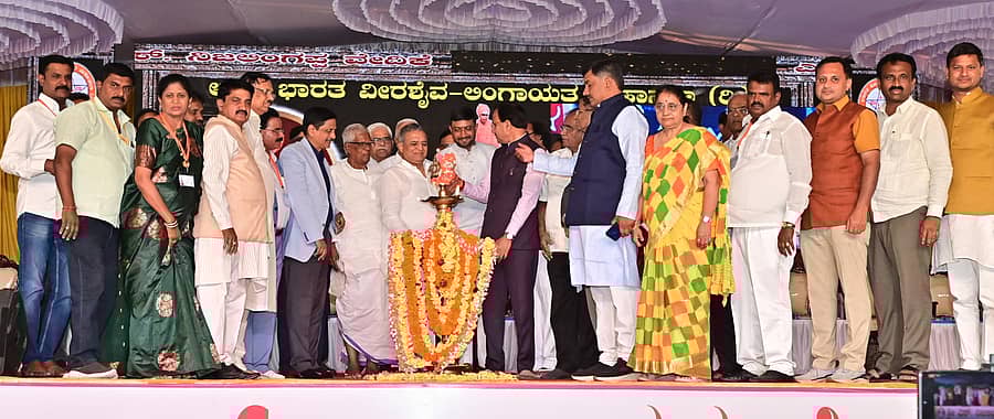 ದಾವಣಗೆರೆಯ ಎಂ.ಬಿ.ಎ. ಮೈದಾನದಲ್ಲಿ ನಡೆಯುತ್ತಿರುವ ಅಖಿಲ ಭಾರತ ವೀರಶೈವ ಲಿಂಗಾಯತ ಮಹಾಸಭಾದ 24ನೇ ಮಹಾ ಅಧಿವೇಶನದಲ್ಲಿ ಶನಿವಾರ ‘ಕೃಷಿ ಮತ್ತು ಕೈಗಾರಿಕಾ ಹಾಗೂ ಶೈಕ್ಷಣಿಕ ಅಧಿವೇಶನವನ್ನು ಕೇಂದ್ರ ಸಚಿವ ಭಗವಂತ ಖೂಬಾ ಹಾಗೂ ಗಣ್ಯರು ದೀಪ ಬೆಳಗಿಸಿ ಉದ್ಘಾಟಿಸಿದರು –ಪ್ರಜಾವಾಣಿ ಚಿತ್ರ