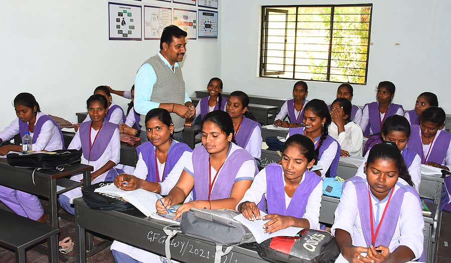 ಯಾದಗಿರಿ ನಗರದ ಮಹಿಳಾ ಪದವಿ ಕಾಲೇಜಿನಲ್ಲಿ ತರಗತಿಯಲ್ಲಿ ಪಾಠ ನಡೆಯುತ್ತಿರುವುದು